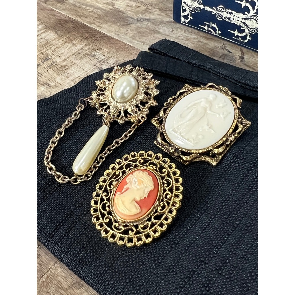 Vintage Hattie Carnegie White Cameo Style Brooch Pendant Goddess‎ Athena - Picture 6 of 6